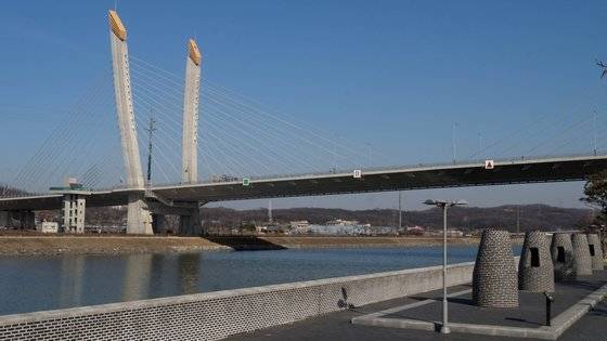 경인운하 주운수로에서는 지나다니는 배를 찾아보기 어렵다. 강찬수 기자