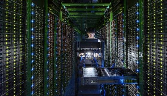 네이버 데이터센터 '각'의 서버룸에서 데이터 관리 업무를 보고 있는 직원 [사진 네이버]