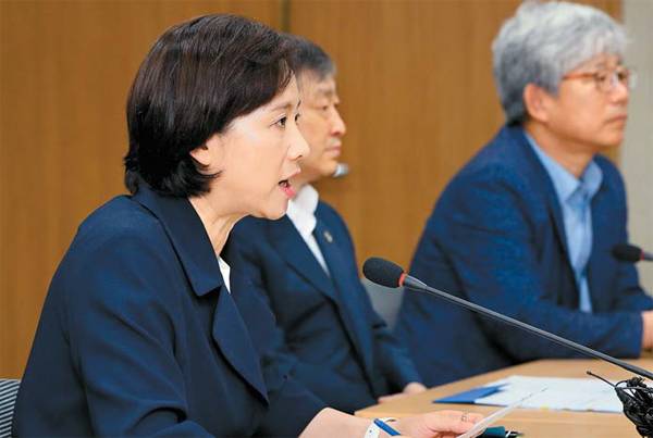 유은혜 사회부총리 겸 교육부 장관이 세종시 정부세종청사에서 24일 `제11차 교육신뢰회복추진단` 회의를 열고 사립대학 감사 등 교육 신뢰 회복 방안을 밝히고 있다. [연합뉴스]