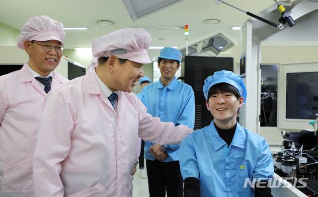 【서울=뉴시스】 병역지정업체에서 근무하는 산업기능요원을 격려하는 기찬수 병무청장.