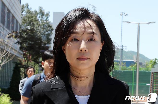 세월호 참사 규명활동을 방해한 혐의로 재판에 넘겨진 조윤선 전 청와대 정무수석이 지난 5월 21일 서울 송파구 서울동부지방법원에서 오전 신문을 마친 뒤 법정을 나서고 있다.  © News1 구윤성 기자