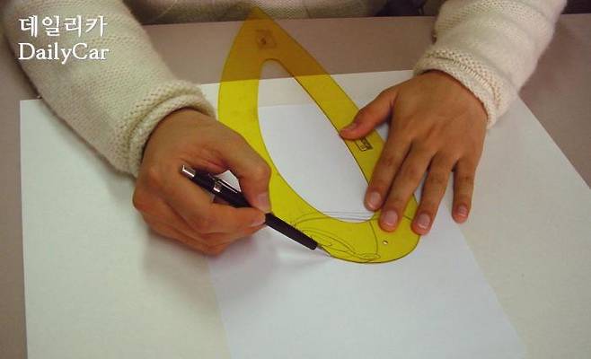 전통적 도구인 쉽 커브를 사용하는 그림 그리기