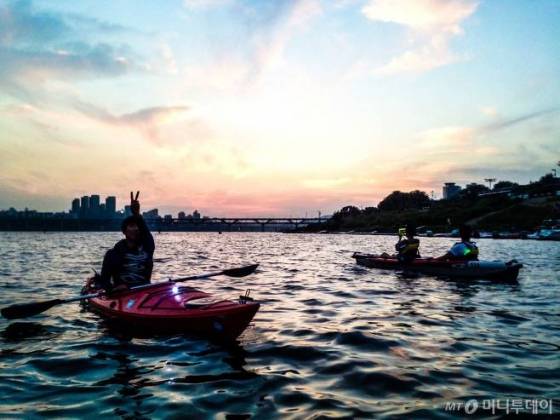 한강에서 카약을 타며 노을을 즐기는 '시티 나이트 카약' /사진제공=프