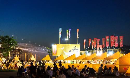 서울 서초구 반포 한강공원에서 열린 '밤도깨비 야시장'. /사진=서울시 한강사업본부