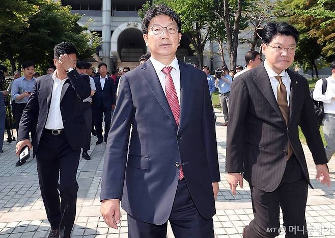 '강원랜드 채용 비리' 혐의로 기소된 권성동 자유한국당 의원이 24일 오후 서울 서초구 서울중앙지법에서 열린 1심 선고 공판에서 무죄를 선고 받은 뒤 법원을 나서고 있다./사진=김창현 기자 chmt@