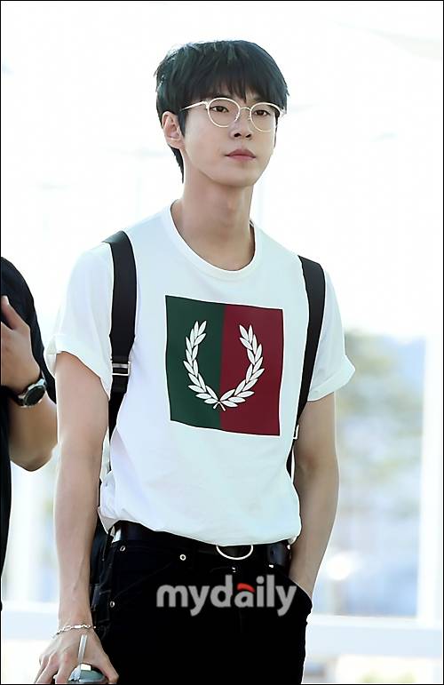 ▲ '티셔츠에 백팩까지'…NCT 127 도영, 남친룩의 정석