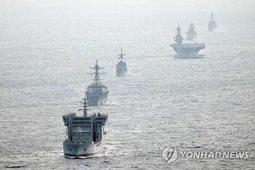미·일·인도 등 함정, 남중국해서 항행 훈련 (서울=연합뉴스) 미국과 일본, 필리핀, 인도 등 4개국 군함이 지난 2~8일 영유권 분쟁해역인 남중국해를 항행하는 연합훈련을 했다. 이번 훈련에는 미 해군 미사일 구축함 윌리엄 P. 로런스, 일본 해상자위대 헬기 탑재 경항모급 함정인 이즈모와 구축함 무라사메, 인도 해군 구축함 콜카타와 군수지원함 샤크티, 필리핀 해군 호위함 안드레스 보니파시오가 참여했다. 2019.5.9 [미 해군 7함대 홈페이지 제공. 일본 해상자위대 촬영]       hojun@yna.co,kr