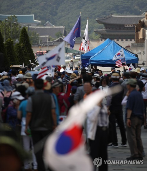 다시 설치된 농성 천막 (서울=연합뉴스) 박동주 기자 = 서울시가 우리공화당(구 대한애국당)의 농성 천막을 강제 철거한 지 반나절만인 25일 우리공화당 관계자들이 서울 광화문광장에 다시 천막을 설치하고 모여 있다. 2019.6.25 pdj6635@yna.co.kr