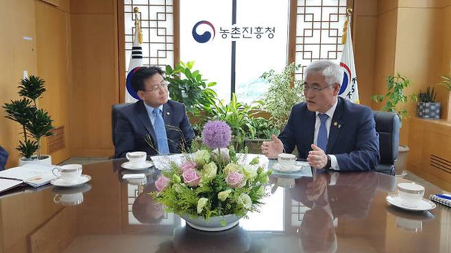 김경규 농촌진흥청장(왼쪽)과 김종석 기상청장.