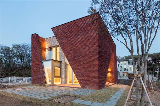 경기 파주시 서패동 주택단지에 들어선 붉은 벽돌집은 벽면을 사선으로 자른 듯 벌어진 틈새로 채광과 조망을 확보했다. ©신경섭 건축사진작가