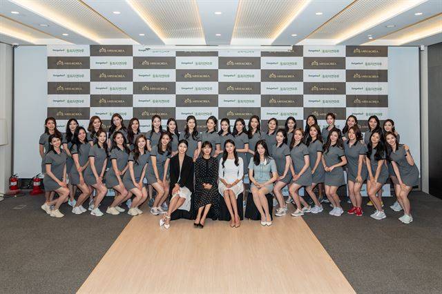 24일 오후 경기 남양주시 동화컬처빌리지에서 2019 미스코리아 본선참가자들이 2015년 이후 미스코리아 진 당선자들과 함께 기념 촬영을 하고 있다. 사진 가운데 의자 왼쪽부터 2017 ‘진’ 서재원, 2015 ‘진’ 이민지, 2016 ‘진’ 김진솔, 2018 ‘진’ 김수민. 미스코리아 운영본부 제공.