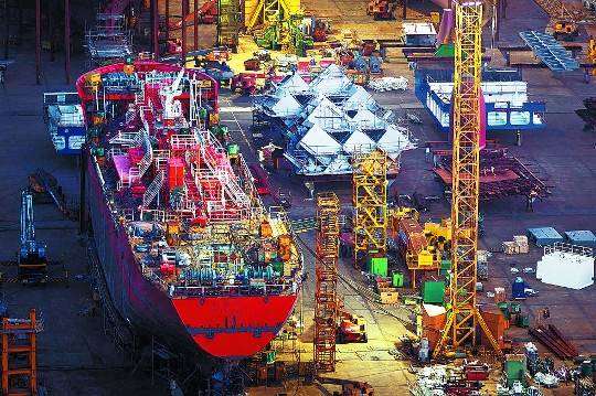 조춘만 작가는 부산 고은사진미술관에서 열리고 있는 ‘조춘만, 인더스트리 부산’을 통해 부산 산업현장을 생생하게 전달한다. 사진은 야간에 찍은 조선소의 모습. 조명을 받은 기계 설비의 붉은색, 노란색, 흰색이 주는 강렬함에서 부산의 심장이 벌떡이는 소리가 들리는 듯하다. 고은사진미술관 제공