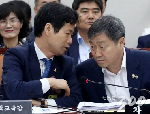  박백범 교육부 차관과 김승환 전북교육감이 26일 오후 서울 여의도 국회에서 열린 교육위 전체회의에서 이야기를 나누고 있다. / 사진=홍봉진 기자 honggga@
