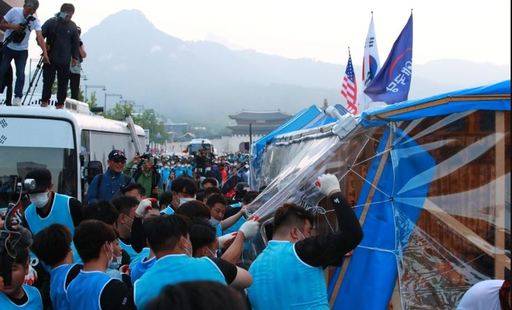 지난 25일 오전 서울 광화문광장에 설치됐던 우리공화당(대한애국당) 불법 점유 천막이 서울시 직원 등에 의해 강제 철거되고 있다. 연합뉴스