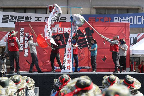 ⓒ연합뉴스 5월16일 전국금속노조 현대중공업지부가 개최한 ‘법인분할 저지 결의대회’에서 노조원들이 법인분할에 반대하며 박을 깨는 퍼포먼스를 벌이고 있다.