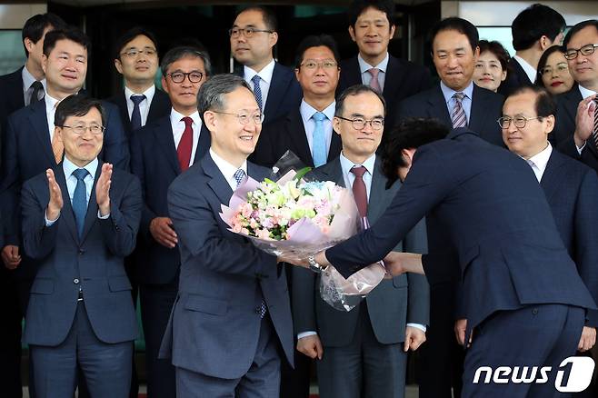 퇴임하는 봉욱 대검찰청 차장검사가 27일 오전 서울 서초동 대검찰청에서 퇴임식을 마친뒤 직원에게 꽃다발을 전달받고 있다.2019.6.27/뉴스1 © News1 이광호 기자