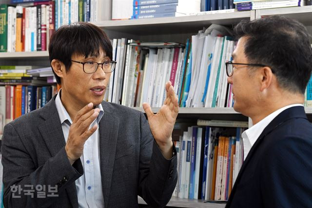 이삼식(왼쪽) 한양대 고령사회연구원 원장이 65세 정년연장 문제를 주제로 조재우 논설위원과 이야기를 나누고 있다. 고영권 기자