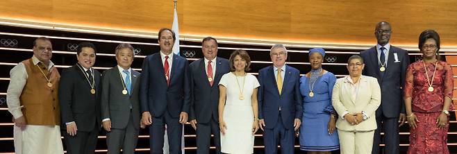 이기흥 대한체육회장(왼쪽에서 세번째)이 26일 스위스 로잔에서 열린 국제올림픽위원회(IOC) 총회에서 함께 IOC 위원으로 선출된 9명의 신규 위원 및 토마스 바흐 IOC 위원장(오른쪽에서 다섯번째)과 기념촬영을 하고 있다. 로잔 | EPA연합뉴스