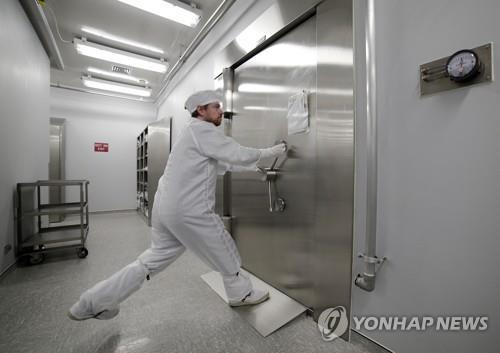 존슨우주센터 달 샘플 보관 금고로 들어가는 입구를 보호하는 철문 두 사람이 별도의 비밀번호를 조합해야 열리는 보안시스템을 갖고 있다. [AP=연합뉴스]