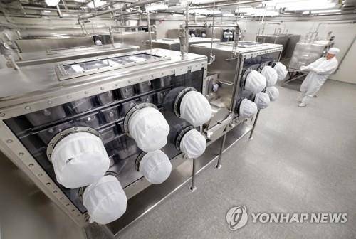 달 샘플을 보관하는 대형금고 내부 질소를 채운 철제 용기들이 즐비하다 [AP=연합뉴스]