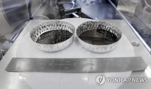암스트롱이 지구로 귀환 전 삽으로 채취한 토양 샘플 [AP=연합뉴스]