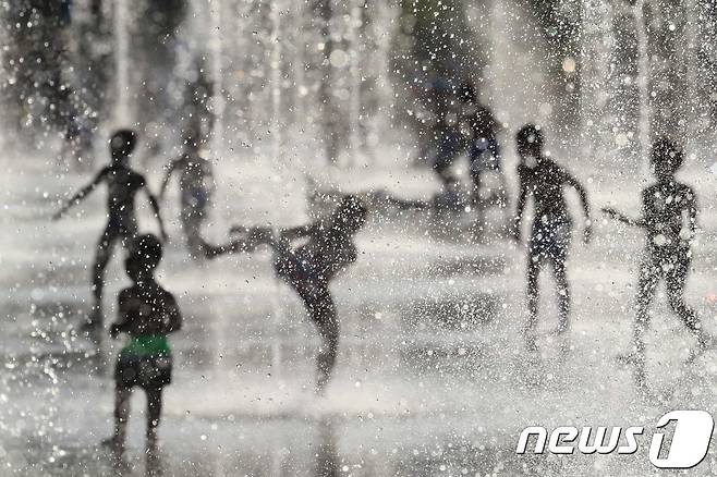 프랑스 니스에서 어린이들이 워터제트(분수대)에서 나오는 물을 맞으며 놀고 있다. © AFP=뉴스1