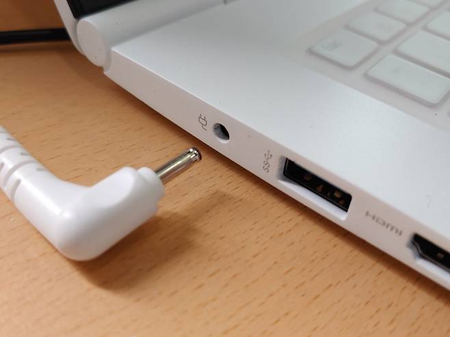 리튬-이온 배터리는 완충전/완방전 상태가 오래 지속되면 좋지 않다