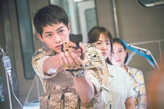 송중기와 송혜교는 2016년 방송한 드라마 ‘태양의 후예’에서 특전사 대위 유시진과 의사 강모연으로 만나 로맨스를 연기했고, 실제 연인이 됐다. [중앙포토]