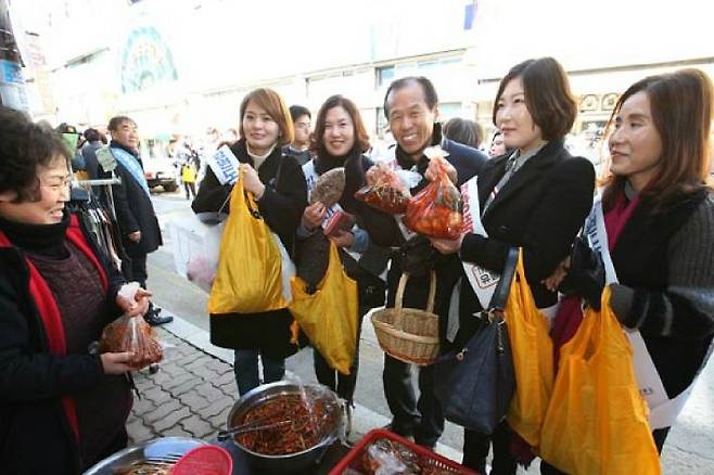 2017년 2월 강원상품권 홍보를 위해 전통시장을 찾은 최문순 강원도지사.(사진=강원도 제공)