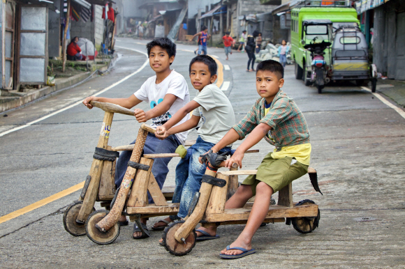 바나웨 이푸가오족이 짐을 나르기 위해 만든 나무 자전거. 지금은 주로 아이들의 장난감으로 쓰인다.