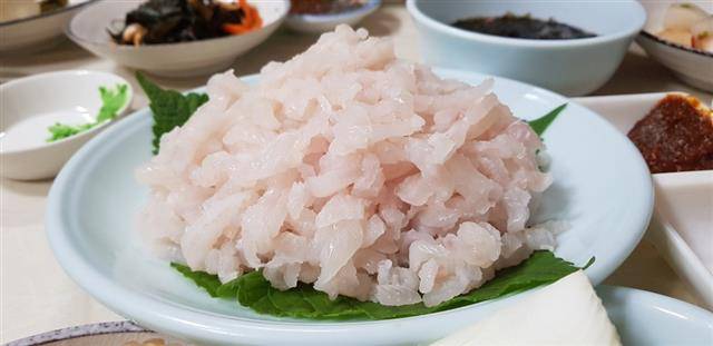 여름철 보양식의 으뜸인 장어 가운데 갯장어는 맛이 뛰어난 데다 영양가도 풍부해 최고로 친다. 여름철에도 쫄깃쫄깃한 식감을 자랑하는 갯장어회. 여름철 보양식의 으뜸인 장어 가운데 갯장어는 맛이 뛰어난 데다 영양가도 풍부해 최고로 친다. 여름철에도 쫄깃쫄깃한 식감을 자랑하는 갯장어회.