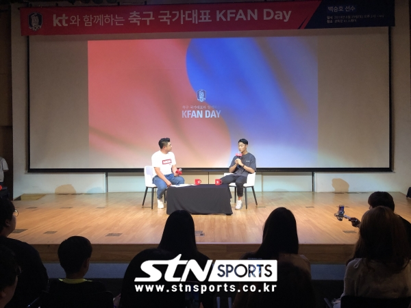 팬들의 질문에 답하는 백승호(사진 우측)