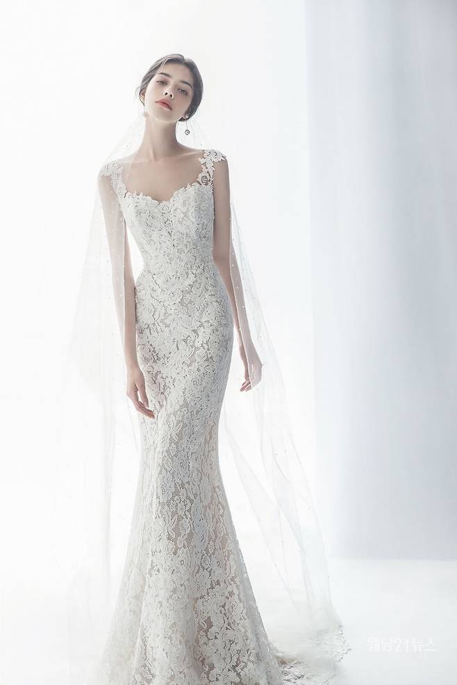 사진 : 화려한 플라워패턴의 전신 자수가 특징인 머메이드 웨딩드레스. 글래머러스하면서도 러블리한 매력이 돋보인다. 모니카블랑쉬