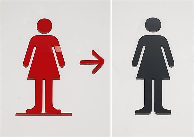 서울시가 이달 초 전면 교체한 여자 화장실 안내 표지. 교체 전(왼쪽)과 후.