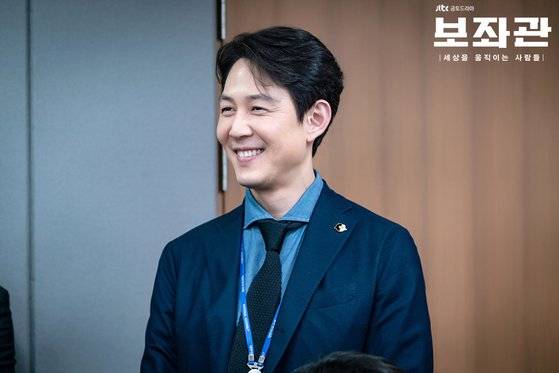 슈트 재킷에 데님 셔츠를 매치했다. 최소한의 격식은 갖춘 느낌이 들면서도 젊어 보인다. [사진 JTBC]