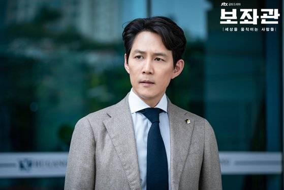 세련된 콤비 스타일을 결정하는 한끗은 심플한 넥타이에 있다. [사진 JTBC]