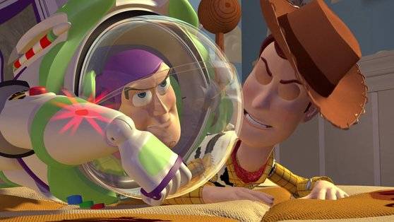 질투가 난 우디는 버즈를 책상 뒤로 떨어뜨리려다 그만 실수로 창문 밖으로 날리고 맙니다. [사진 디즈니]