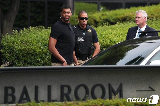 29일 오후 방한한 도널드 트럼프 미국 대통령의 숙소로 알려진 서울 용산구 그랜드하얏트호텔에서 미국 경호 요원들이 경계근무를 서고 있다. 2019.6.29/뉴스1