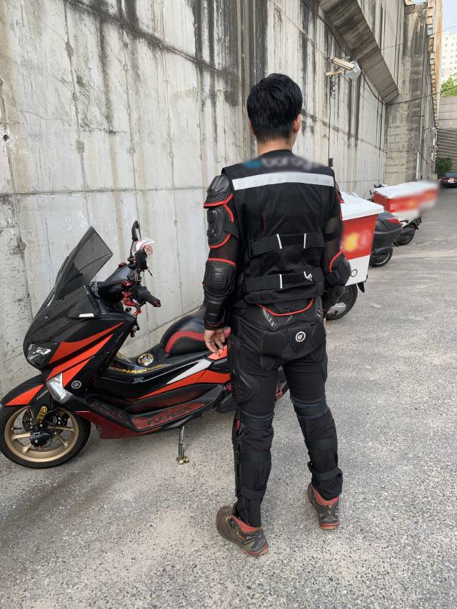 배달 라이더 석 씨(34)는 일하다 다칠까봐 사비를 들여 전신 보호장비를 구매해 입고 있었다. / 강신우 기자