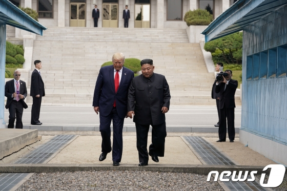 도널드 트럼프 미국 대통령이 30일 오후 판문점을 방문해 북측에서 악수를 나눈 후 김정은 북한 국무위원장과 함께 남측으로 넘어오고 있다./사진=뉴스1(로이터)
