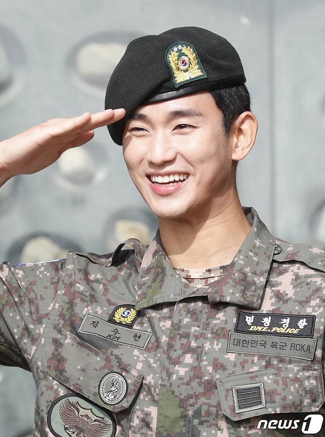 배우 김수현이 1일 오전 경기도 파주시 임진각 평화의 종 앞에서 군 복무를 마치고 전역인사를 하고 있다. 2019.7.1/뉴스1 © News1 권현진 기자