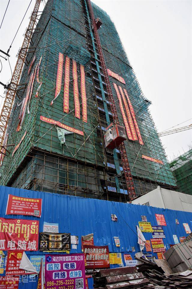 캄보디아 최대 항구도시, 시아누크빌 시내 풍경. 중국 자본에 의한 호텔, 카지노, 아파트 공사가 한창이다. 도시 전체가 중국 자본에 의한 공사장이다.