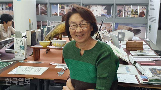 [저작권 한국일보]지난 26일 제주시 청소년수련관 다목적실에서 진행되고 있는 ‘재美난 교실 제주봄 오픈 스튜디오’ 전시회에서 만난 조한혜정 연세대 명예교수. 김영헌 기자.