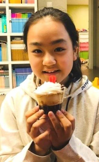 흑당밀크티컵케익 평가단으로 나선 소년중앙 김은비 학생기자.