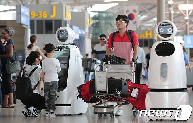 인천국제공항 제1여객터미널에서 배치된 첨단 자율주행·인공지능 안내로봇 '에어스타 © News1 이재명 기자