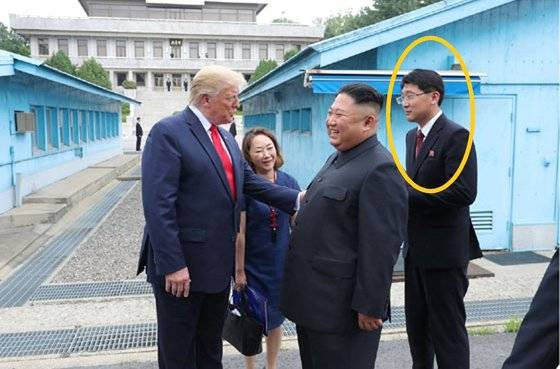지난달 30일 김정은 북한 국무위원장과 도널드 트럼프 미국 대통령 회담 당시 김 위원장 통역을 맡은 석원혁(원안)[사진=연합뉴스]