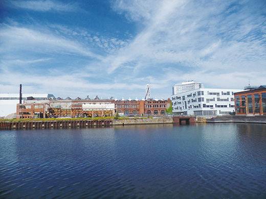 옛 코쿰스 조선소 부지의 뒤쪽. 부서져 내린 건물은 현재 신축 공사가 한창이다. 건물 한쪽에는 말뫼의 새로운 혁신을 보여주는 '미디어에볼루션시티’가 들어서 있고(오른쪽 흰 건물) 뒤쪽에 새로운랜드마크인 터닝 토르소가 솟아올라 있다.