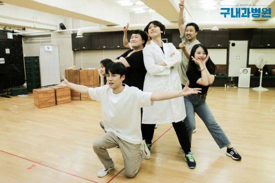 구내과연습사진_주하진,유제윤,김아영,이아진,원종환,김수연