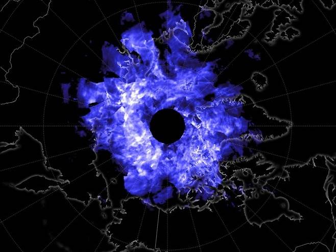 그린란드 상공에서 위성이 포착한 ‘푸른 구름’(출처=NASA)