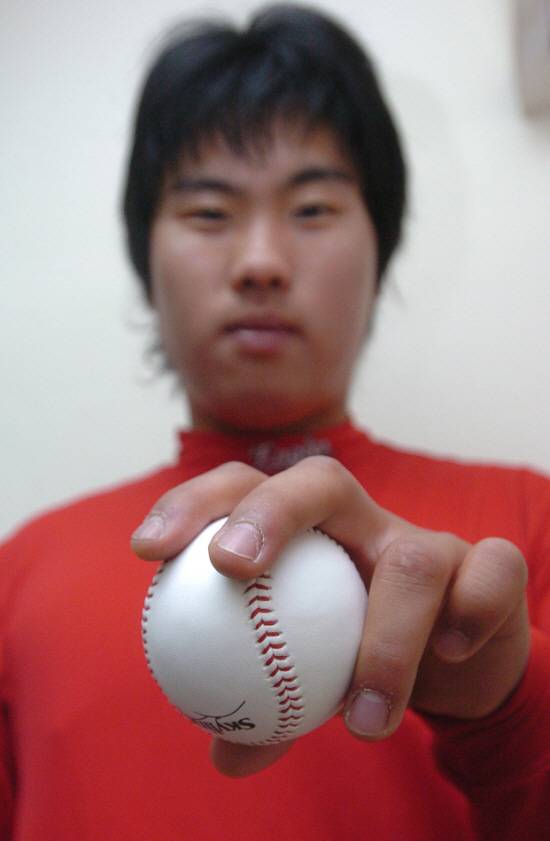 류현진이 KBO리그 신인이던 2006년 한화 이글스 시절 보여준 투심 패스트볼 그립. 스포츠조선 DB